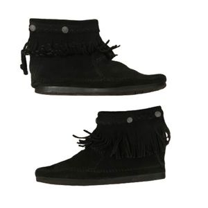 Black Minnetonka Single Fringe Moccasins size 9